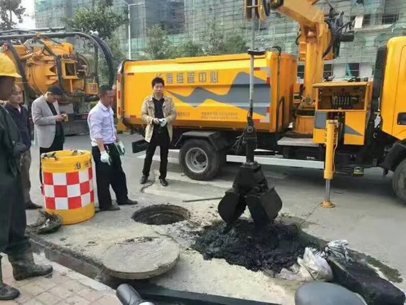 山根镇街道：网格员化身“清道夫”，为民解忧疏通“堵心”化粪池